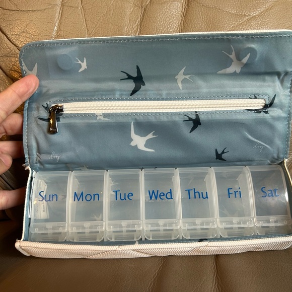 Lug Choo Choo XL Pill Organizer Matte Luxe White EUC - Picture 2 of 13